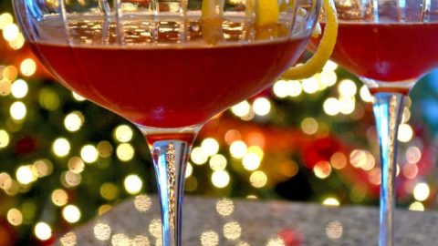 Manhattan cocktail: Khám phá hình ảnh đồ uống Manhattan cocktail hấp dẫn với màu rượu đỏ đậm đà và hương vị ngọt ngào. Hình ảnh sẽ kích thích giác quan của bạn và đưa bạn đến thế giới của Manhattan cocktail.