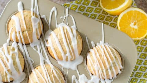 Pineapple Orange Poppyseed Muffins: Bạn là một tín đồ của món bánh ngọt? Hãy xem bức ảnh này và thưởng thức cảm giác ngon miệng của chiếc bánh dẻo mềm này, với hương vị dứa, cam và hạt dầu poppy nhẹ nhàng tuyệt vời!