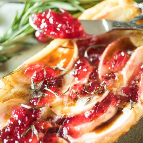Khám phá vô vàn điều thú vị về nghệ thuật làm bánh với Apple Brie Puff Pastry Tart! Hãy xem những hình ảnh đẹp mắt và thưởng thức những món bánh tuyệt vời này để trở thành đầu bếp tài ba nhất.